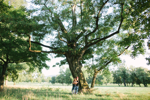 Verlobungsshooting unter Bäumen von Michaela Janetzko