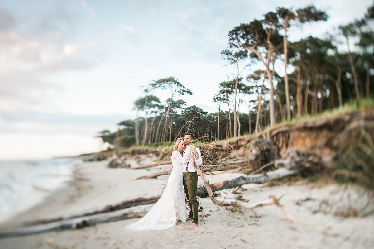 Die Hochzeitsfotografen Angelika und Artur: Ostsee-Elopement im Boho-Stil